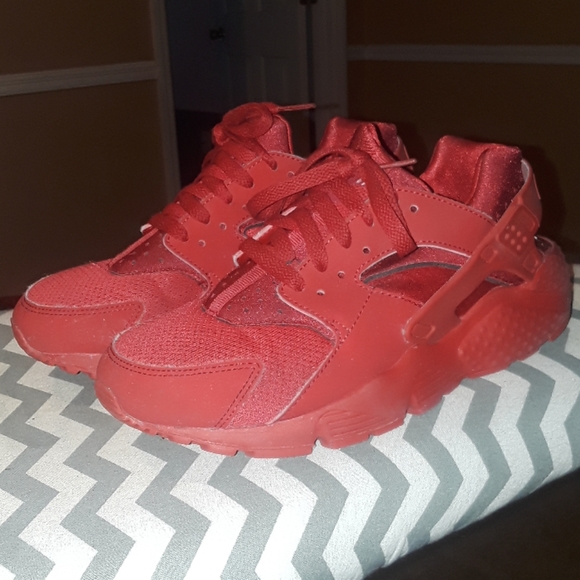 red huaraches boys